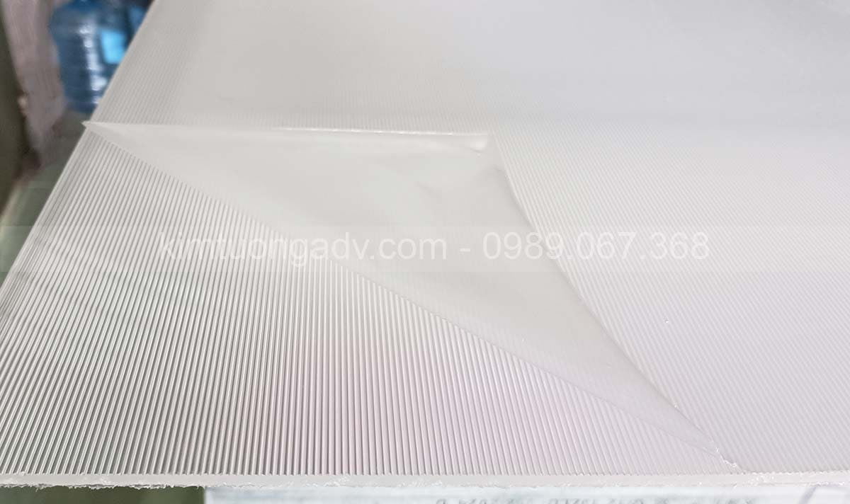 Tấm Mica Dập Sóng (Mica Sọc Trong Suốt) - Tán Sáng Tối Ưu, Đẹp Sang Trọng 0