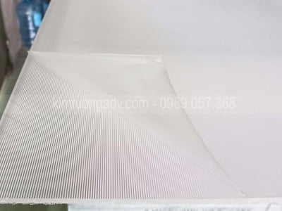 Tấm Mica Dập Sóng (Mica Sọc Trong Suốt) - Tán Sáng Tối Ưu, Đẹp Sang Trọng
