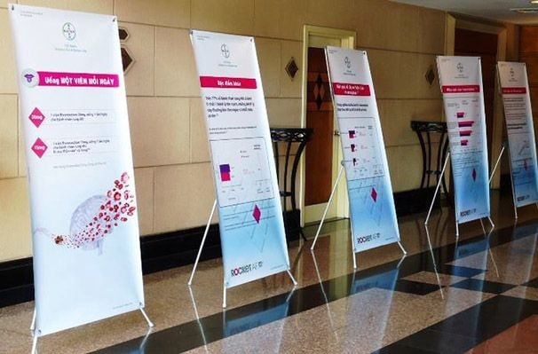 So Sánh Standee Cuốn Và Standee Chữ X – Nên Chọn Loại Nào Cho Quảng Cáo?