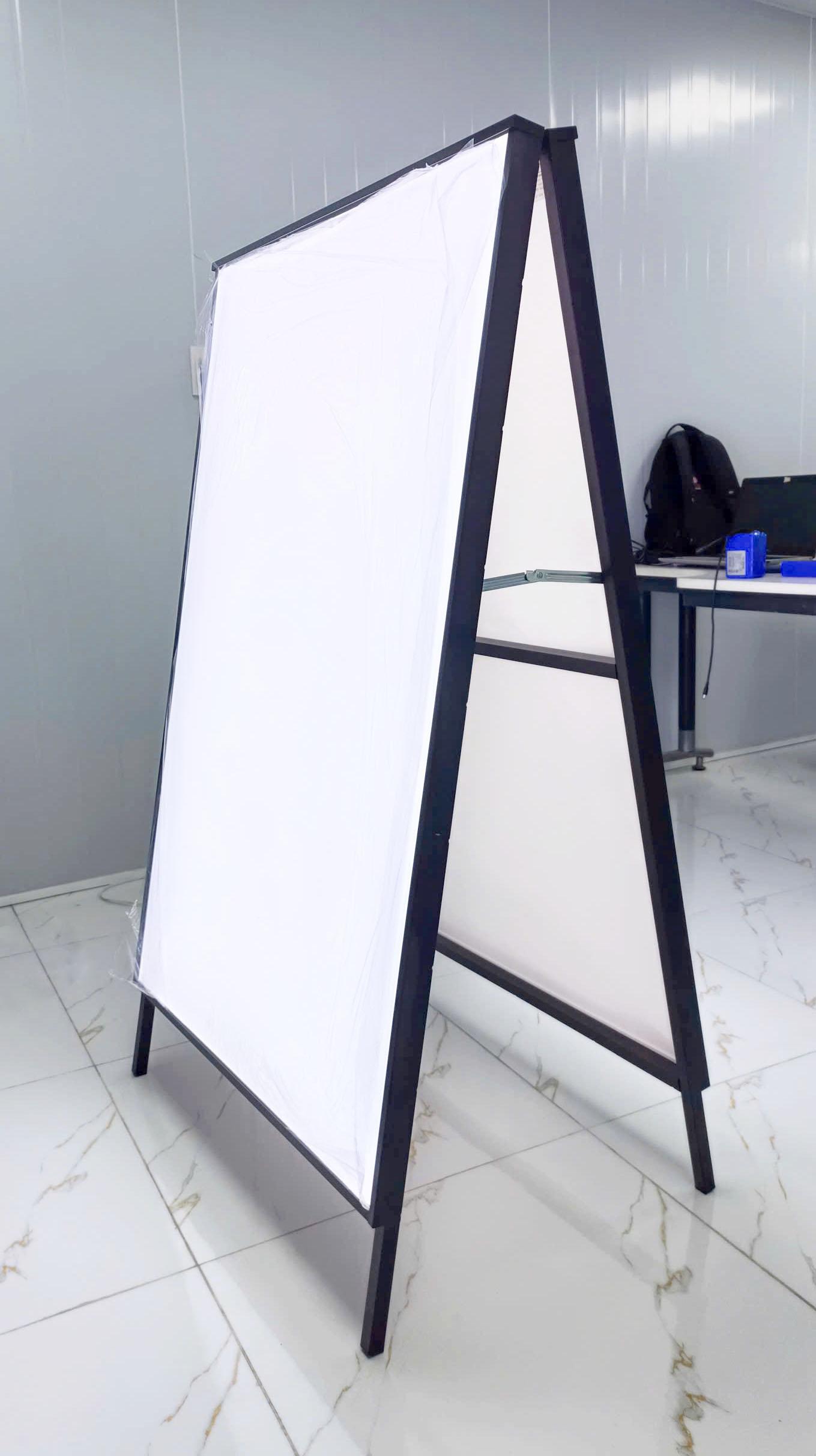 khung-chan-chu-A-bang-den-Led-tranh-rut-sieu-mong-2-mat