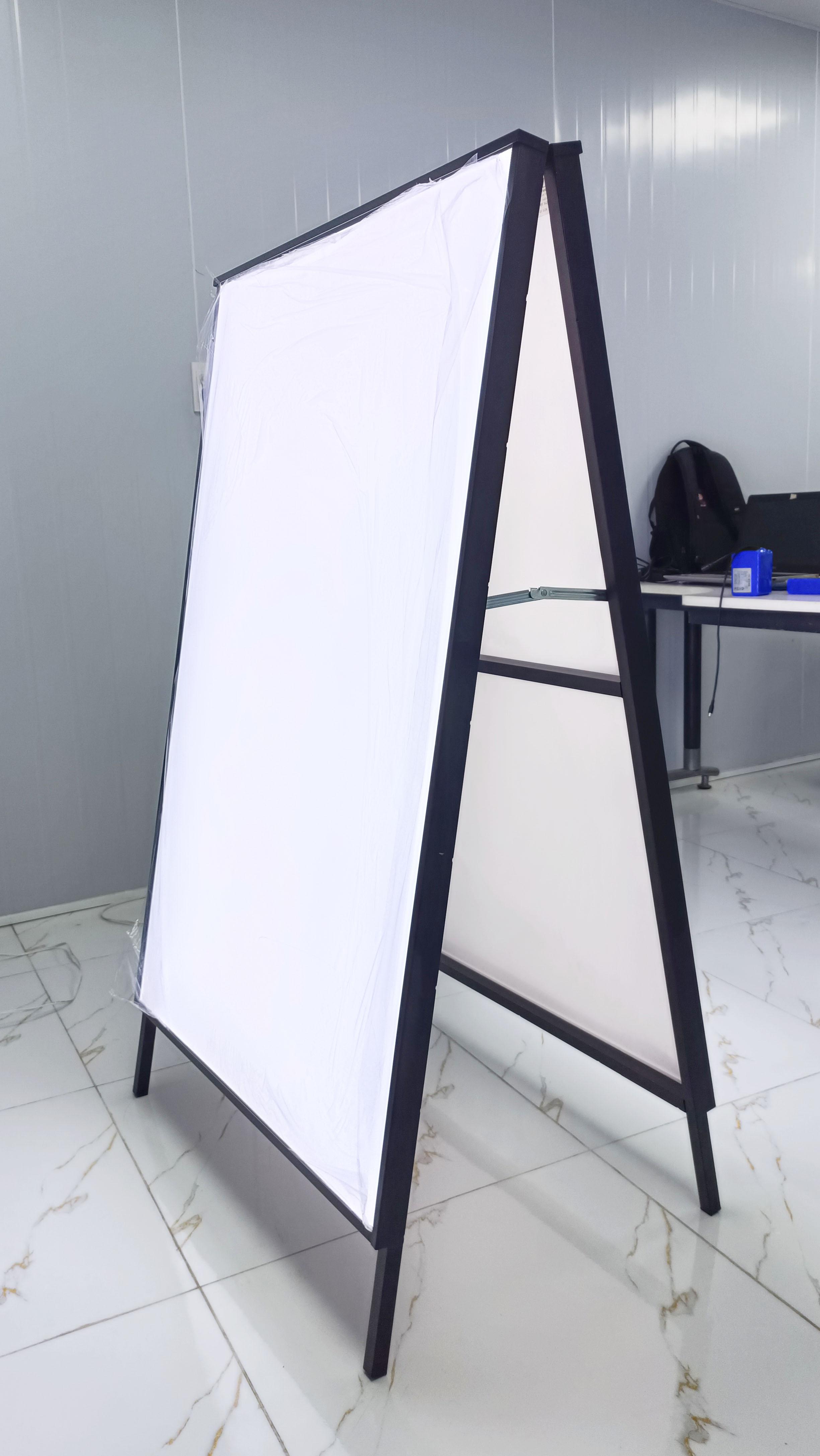 khung-chan-chu-A-bang-den-Led-tranh-rut-sieu-mong-2-mat-3